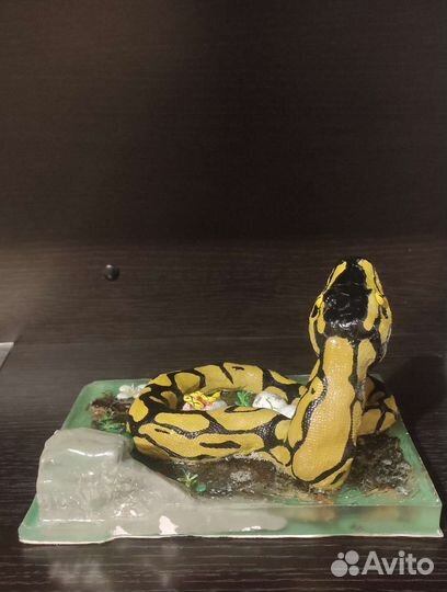 Статуэтка змея