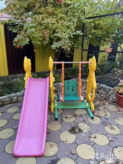 Детская горка и качели