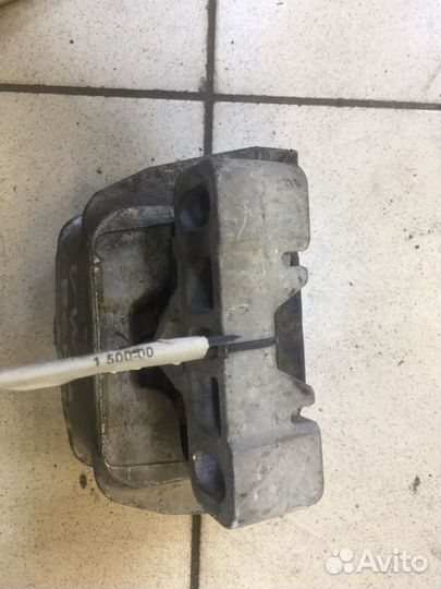 Подушка коробки передач левая Volkswagen Bora