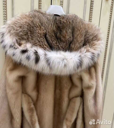 Шуба норковая с капюшоном из рыси