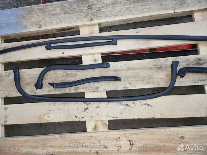 Уплотнитель капота Bmw E46