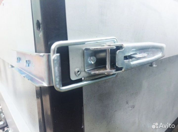 Замки борта автомобильного прицепа