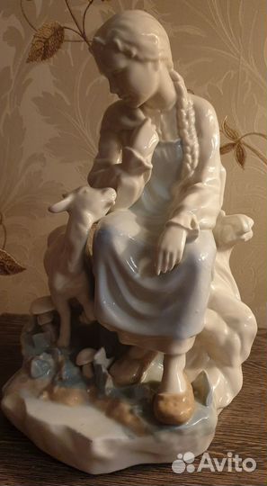 Статуэтка Аленушка. Городницкий фарфоровый завод