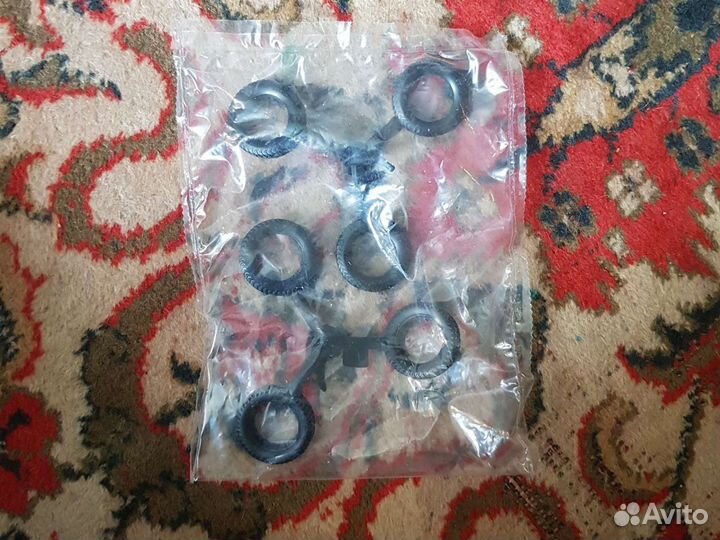 Остатки стендовых моделей: колеса, ракеты, траки