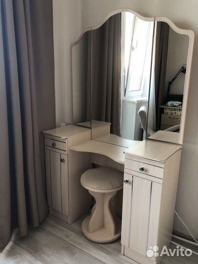 Гримерное зеркало с пуфом