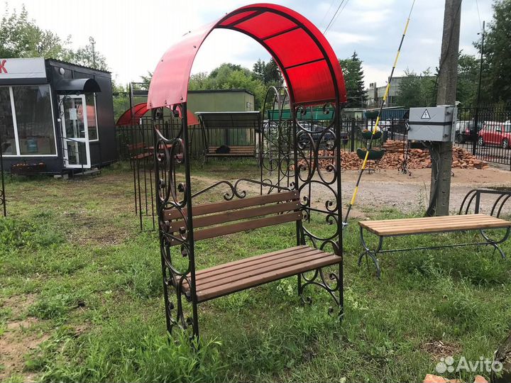 Скамейка с крышей