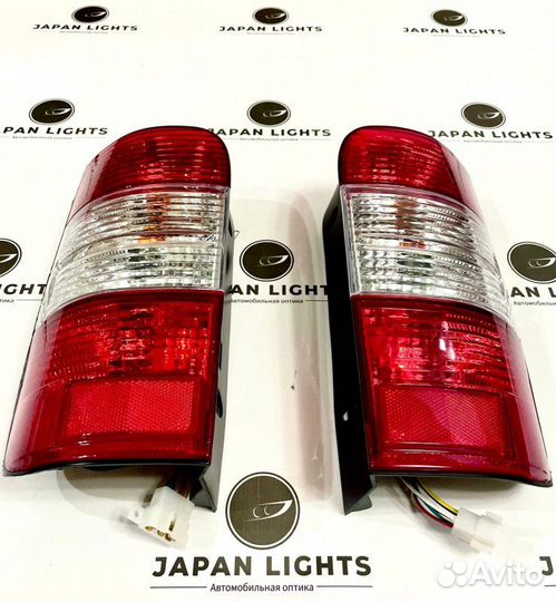 Стоп сигналы хрустальные задний Toyota Hiace 100