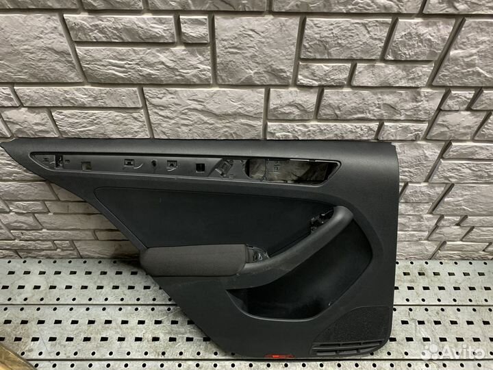 VW Jetta 6 Обшивка двери задней левой и правой