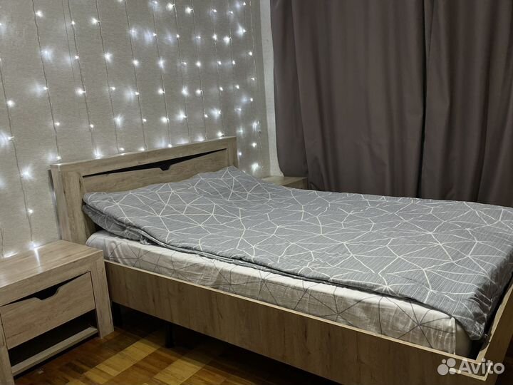 Кровать и тумбочки