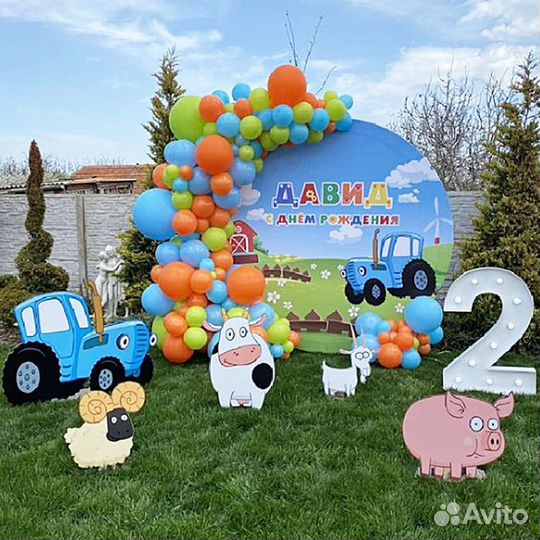 Аренда фотозоны синий трактор и батут