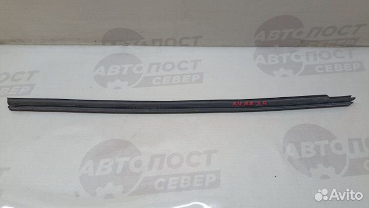 Уплотнитель стекла двери задний правый Audi A4 B8