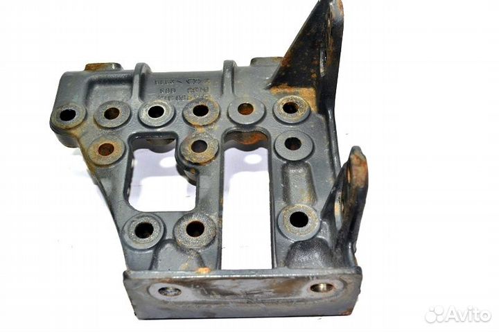 Кронштейн рессоры, переднего моста, задний левый m