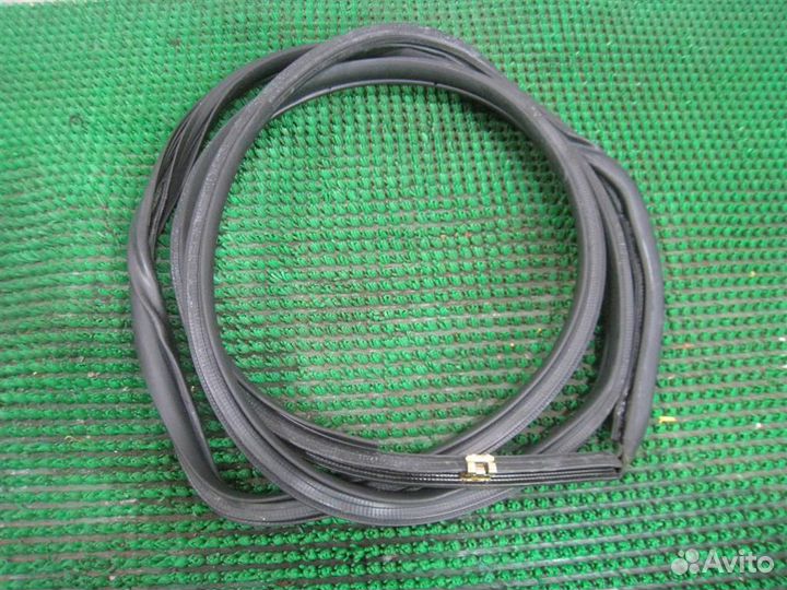 Уплотнитель проема двери передней левой Lexus RX3