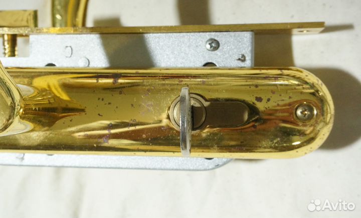 Замок врезной. Личинки. Ручка с защелкой