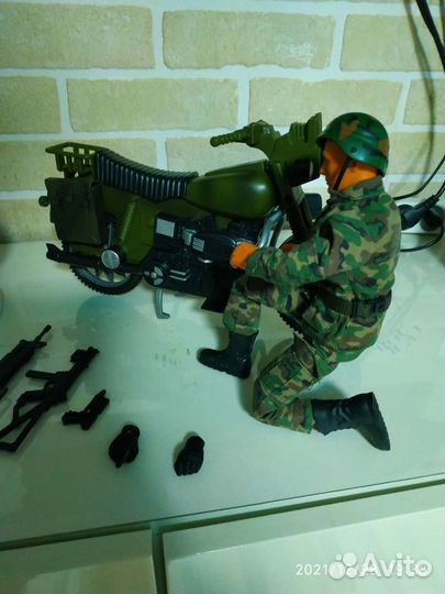 Солдат и мотоцикл