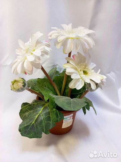 Искусственные цветы в горшках