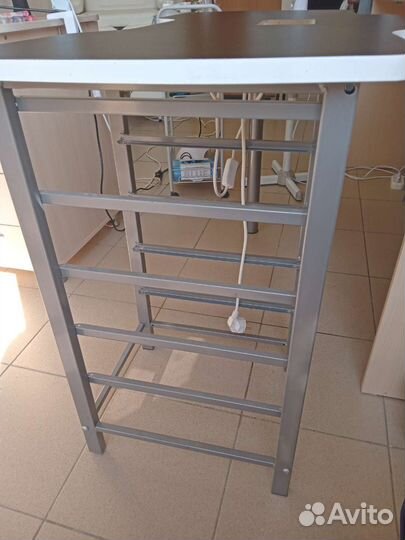 Маникюрный стол с вытяжкой