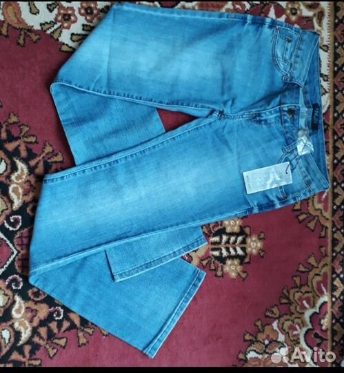 Джинсы новые р.28 (44) средняя посадка