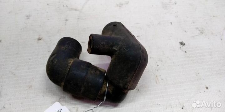 Тройник рециркуляции картерных газов Audi 100 С3