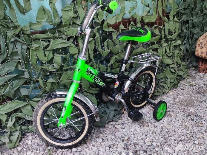 Детский велосипед (с двумя боковыми колёсами)