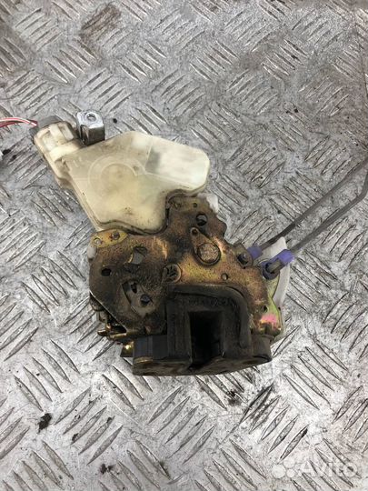 Замок двери задней правой Ниссан Блюберд Силфи