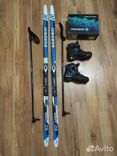 Лыжи и ботинки детские на 140 рост