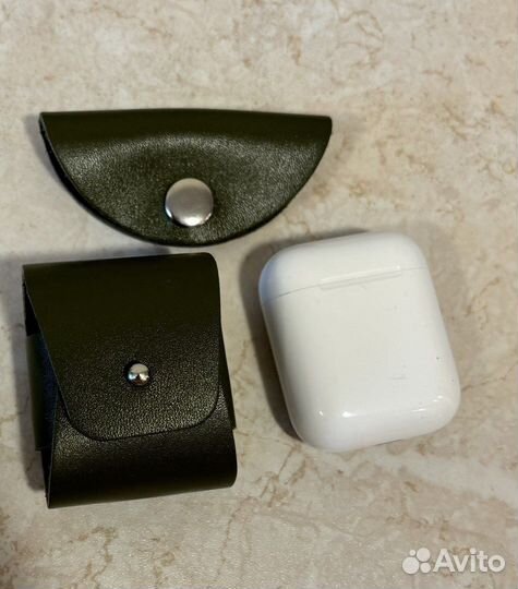 Наушники Apple AirPods (2019) в зарядном футляре