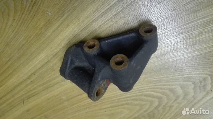 Крепление генератора Isuzu ELF