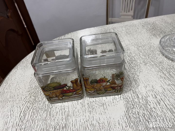 Стеклянный контейнер с крышкой