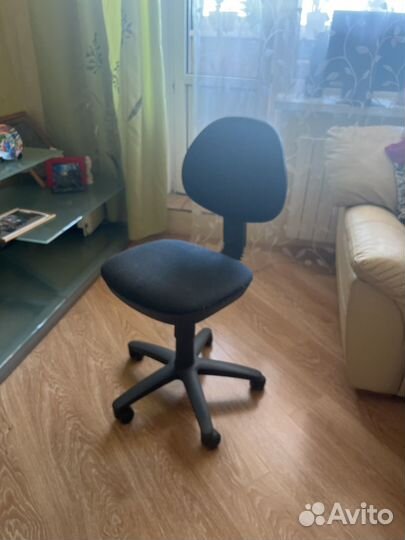 Стул офисный на колесах