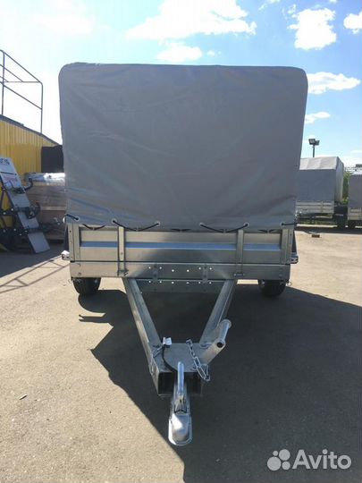 Автомобильный прицеп с тентом