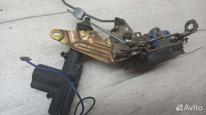 Замок двери передней левой Opel Omega B