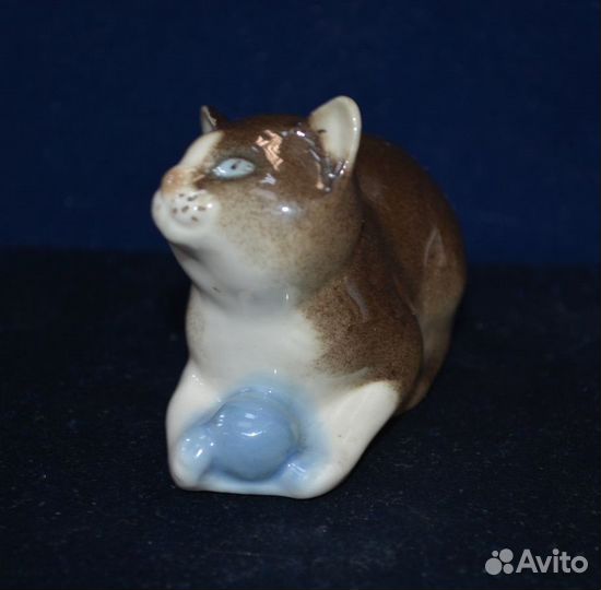 Фарфоровая статуэтка- котенок С мячом. лфз