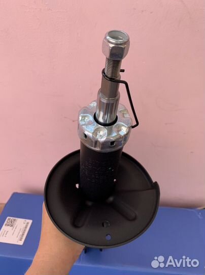 Передний правый амортизатор