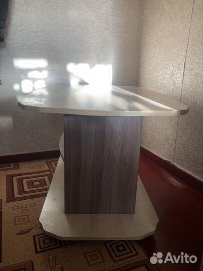 Журнальный столик, стол на колесах