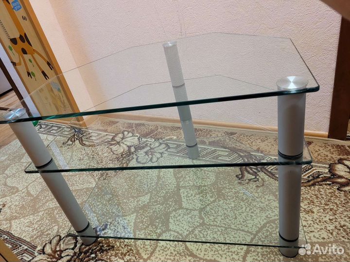Стеклянный журнальный столик