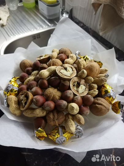 Сладкий букет из чупа чупсов, орехов