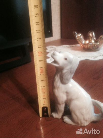 Фарфоровая статуэтка собачки
