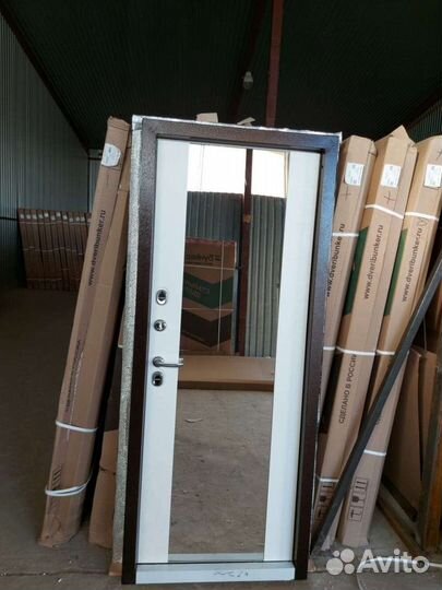 Дверь входная Фаворит зеркало