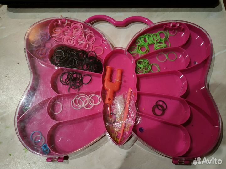 Пластиковый контейнер в форме бабочки пустой