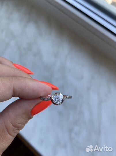 Серебренное кольцо с фианитом