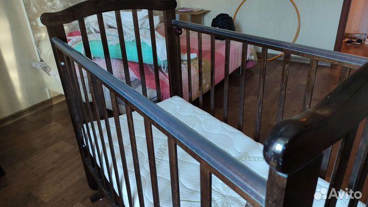 Детская кроватка с маятником и ящиком