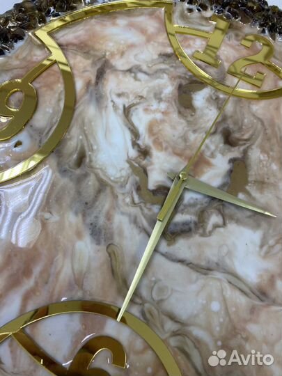 Часы из эпоксидной смолы с инкрустацией