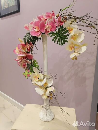 Композиция в вазе из исскуственных орхидей