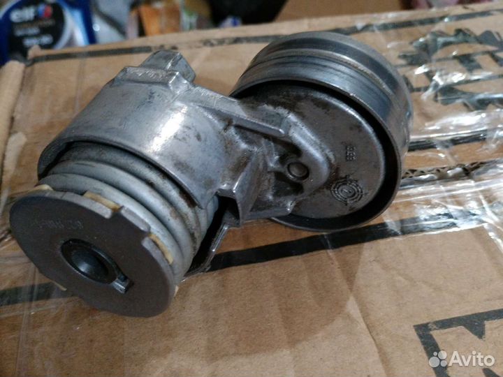 Натяжитель приводного ремня на дастер 2 литра