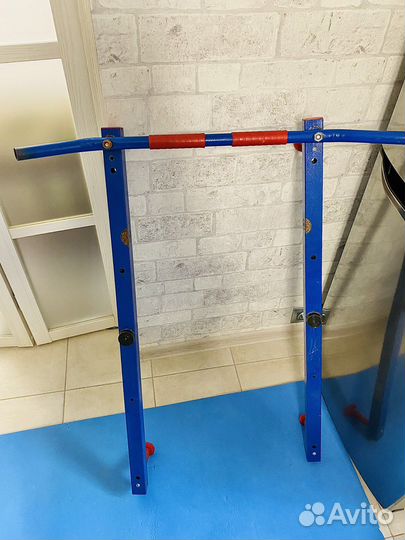 Турник настенный