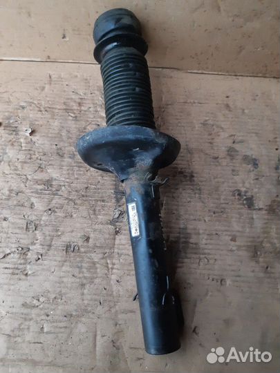 Амортизатор передний Фольксваген Гольф 4