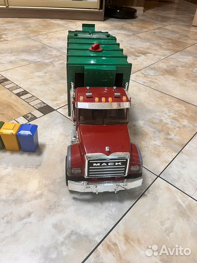 Мусоровоз bruder Mack