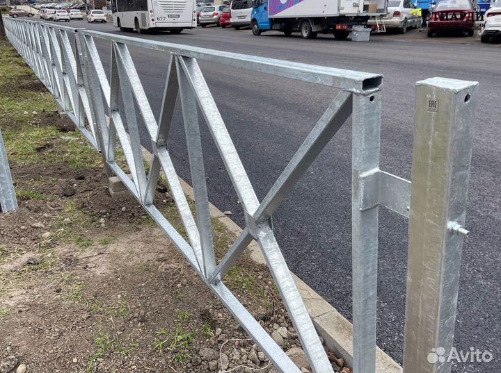 Металлическое пешеходное ограждение