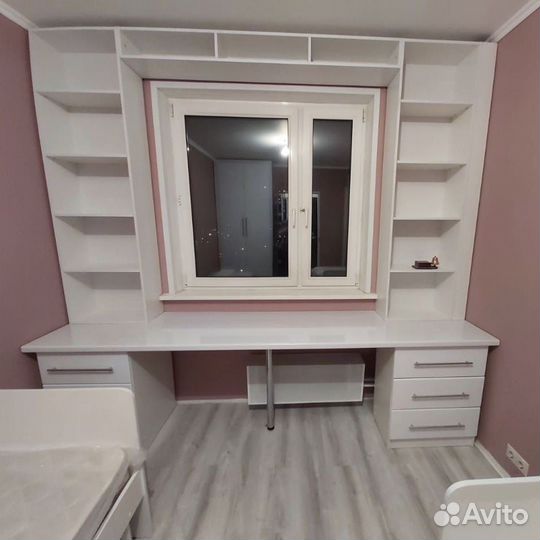 Столы письменные с пеналами и тумбами